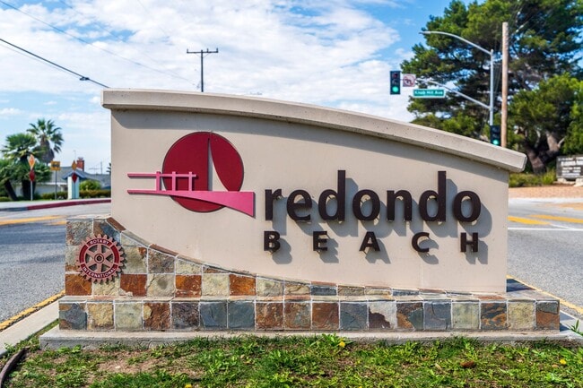 Building Photo - Luxury Detached Townhome in Redondo Beach