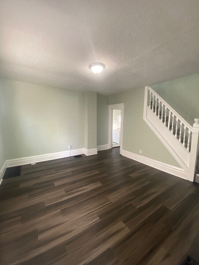 Building Photo - 461 Oakwood Ave