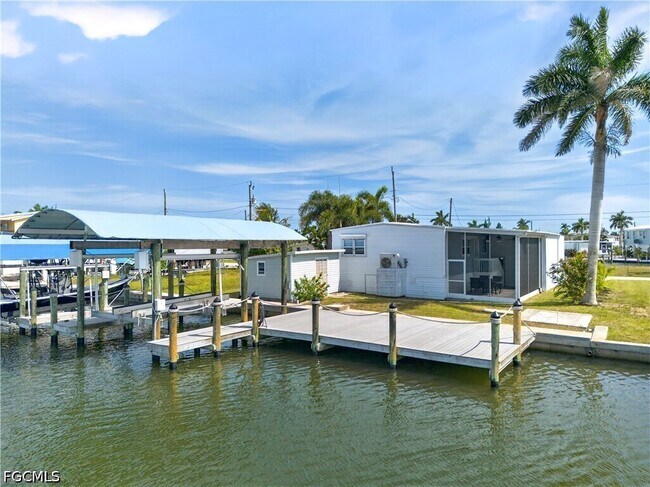 Building Photo - 3864 Royal Palm Dr