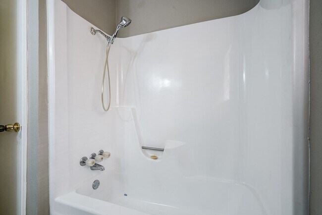 Building Photo - 3 bed 2 bath duplex in Midwest City