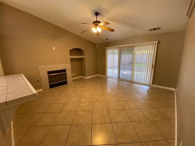 Building Photo - Cozy NW Visalia Home Rent Ready!