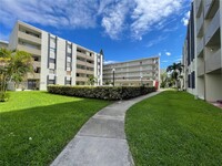 Building Photo - 10000 NW 80th Ct