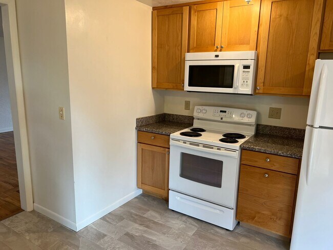 Building Photo - 3 bedroom 1 bathroom single level home!