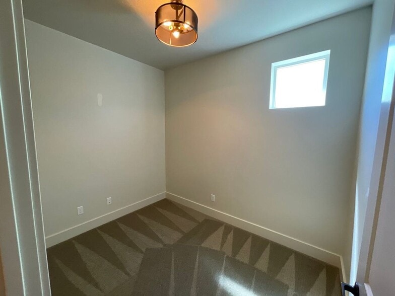 Building Photo - 6845 E Warm Springs Ave
