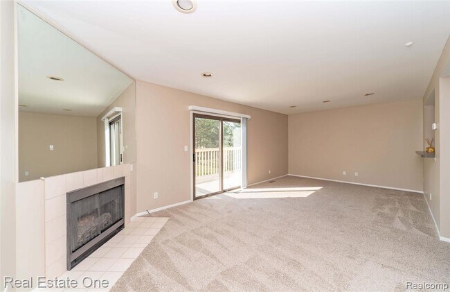 Building Photo - 5652 Drake Hollow Dr E