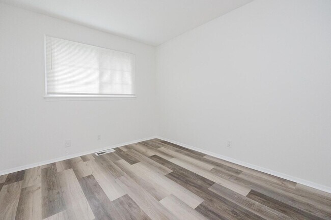 Building Photo - 2825 Hinde Ave