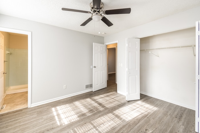 Building Photo - 124 Raintree Dr