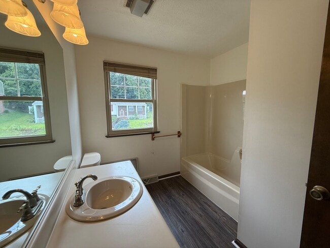 Building Photo - 4 bedroom home - Ross Township
