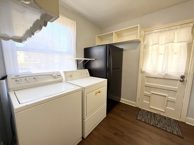 Building Photo - Charming 2 Bedroom Home With Spacious Yard!