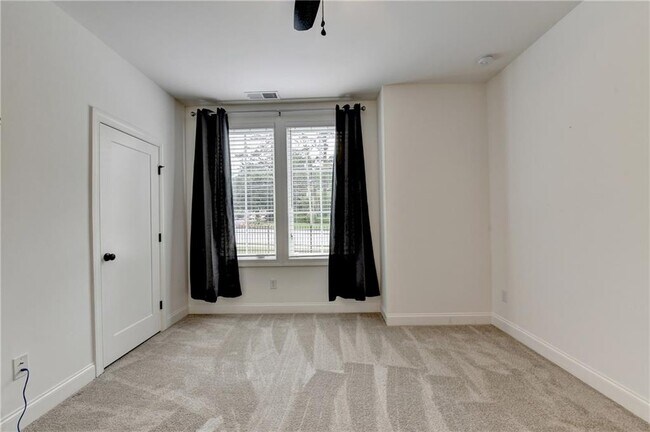 Building Photo - 6892 Roswell Rd NE