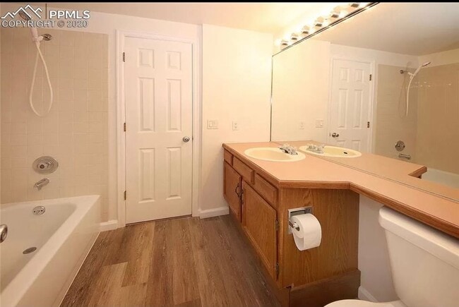 Building Photo - Three Bedroom Townhome with Pool