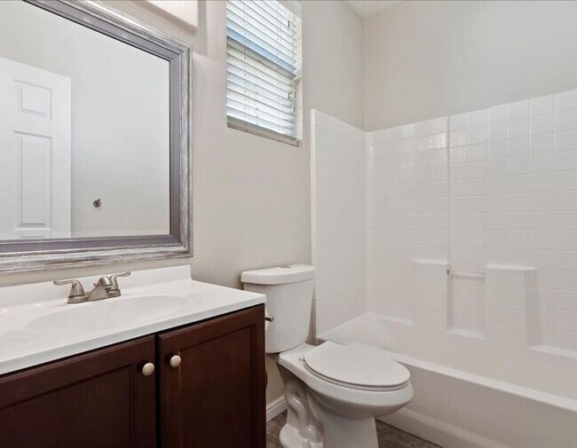 Building Photo - North Salt Lake Like New 2 bad, 2 bath 2 car garage