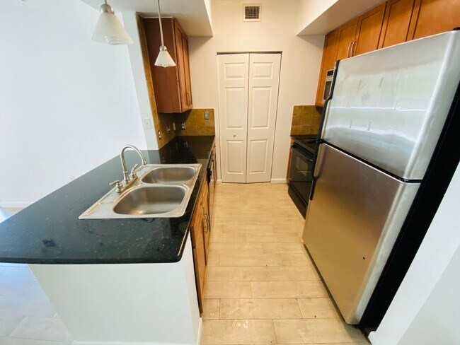 Building Photo - Spacious 2-bedroom apartment in full servi...