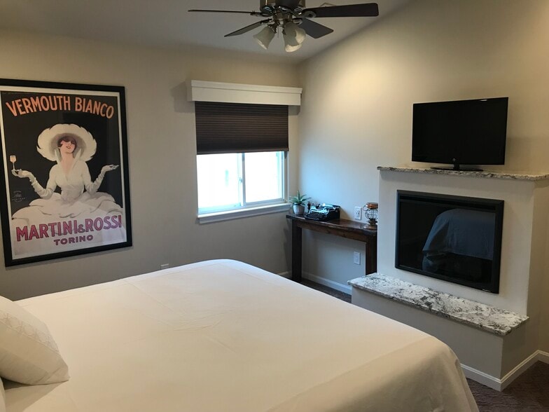 Fireplace in master bedroom - 2153 Wainwright Ct