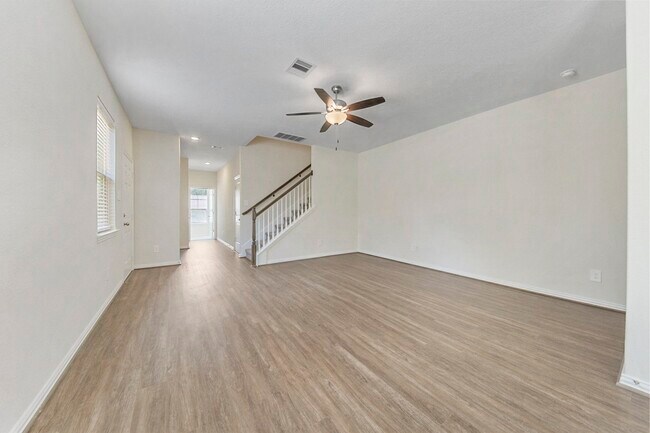 Building Photo - 115 Silver Sky St