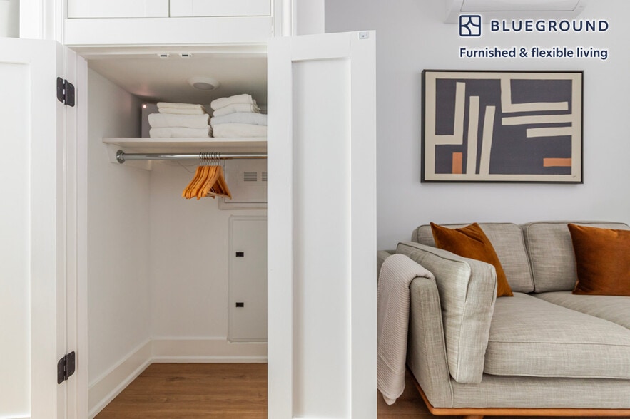 Building Photo - 307 W 39th St