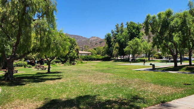 Building Photo - Gorgeous home on the Golf Course in a gated community.