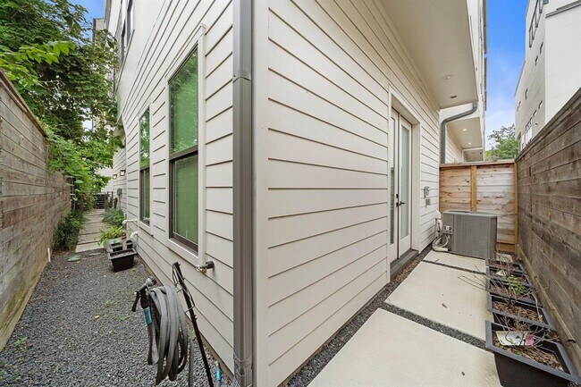 Building Photo - 1505 Truxillo St