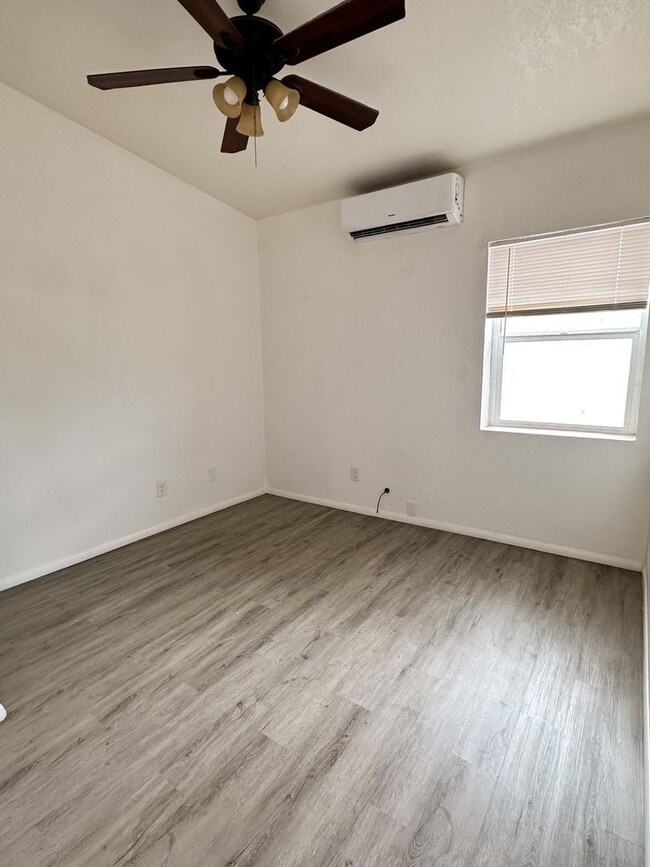 Building Photo - 1376 N Country Club Rd