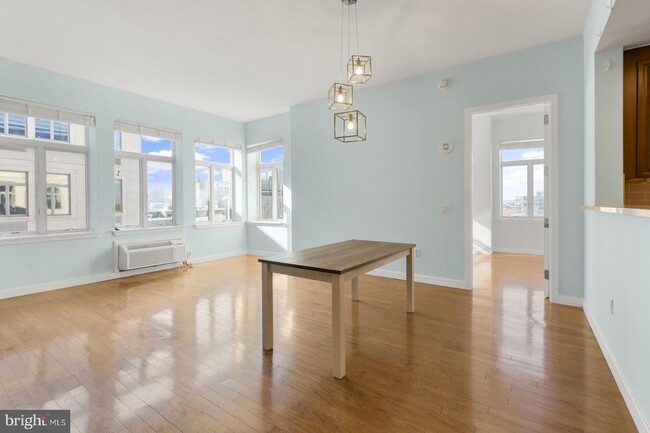 Building Photo - 1900 Hamilton St