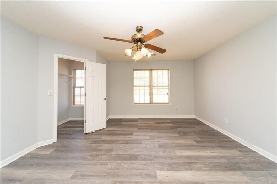 Building Photo - 811 Sugar Oak Ln