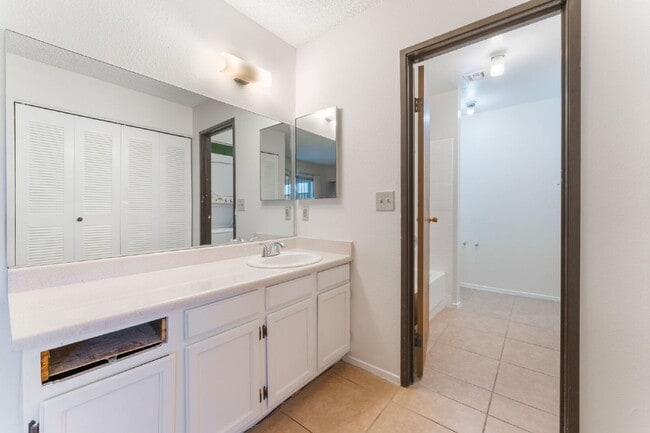 Building Photo - Single Story Condo One Bedroom and One Bathroom with a Washer and Dryer