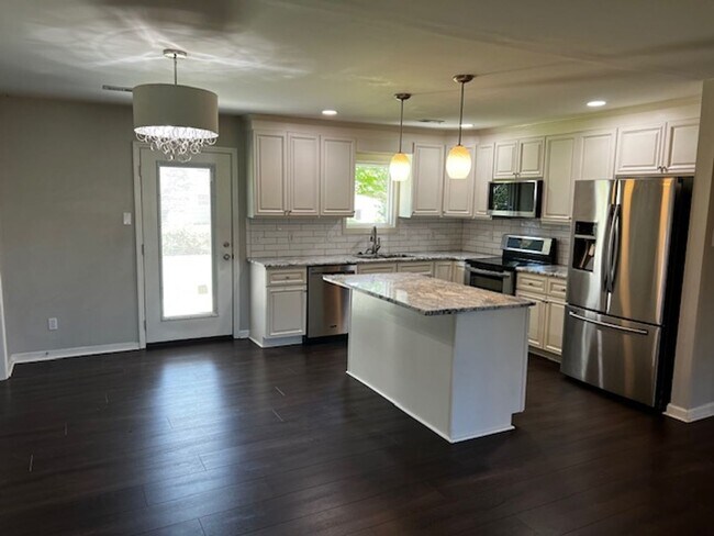 Building Photo - Maryville 37803 - 3 bedroom, 2 bath home -...