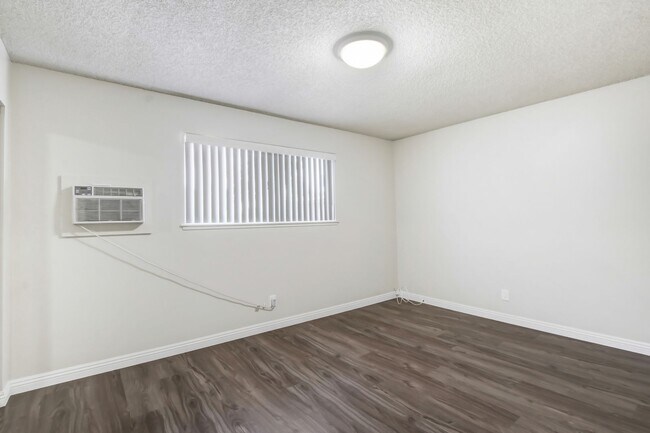 Building Photo - 2 Bed / 1 Bath Available Now!