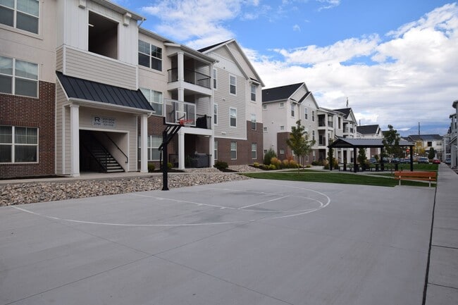 Building Photo - Bright Top Floor Condo with Tennis court, Pool, and Clubhouse