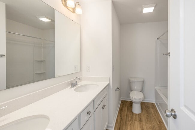 Building Photo - 3 br townhome Walking Distance to Downtown...