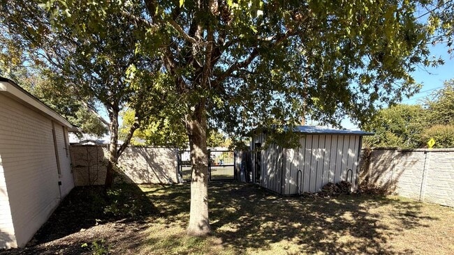 Building Photo - 1105 Green Meadow Dr