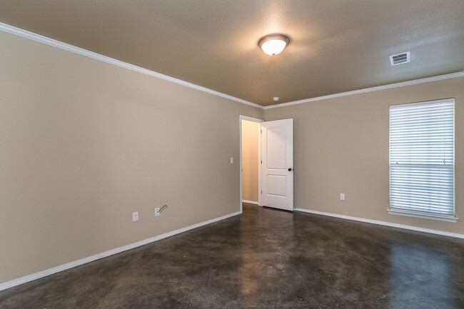 Building Photo - Three bedroom townhome in Tradewinds
