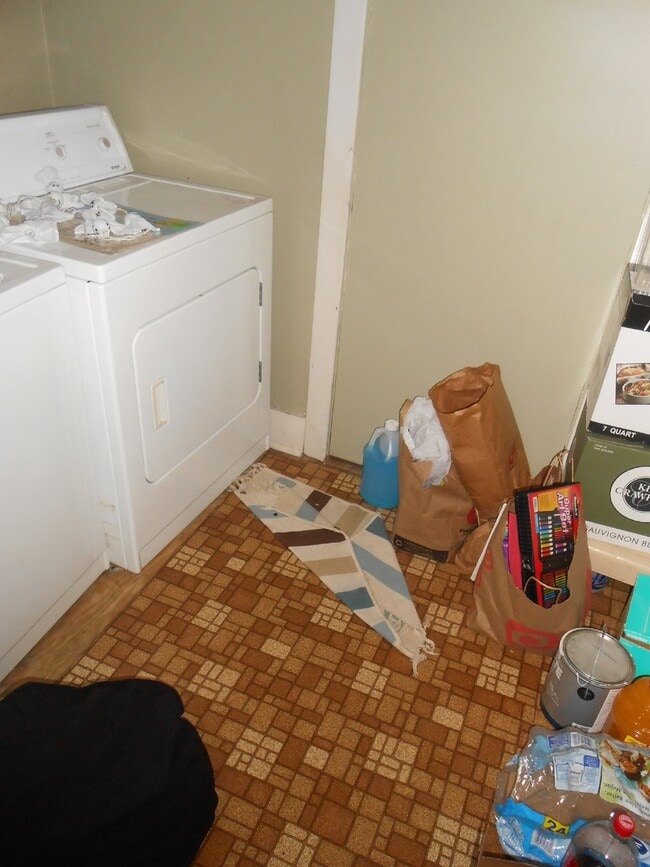 Building Photo - 3 Bed 2 Baths close to UWEC! Available June 1st 2025