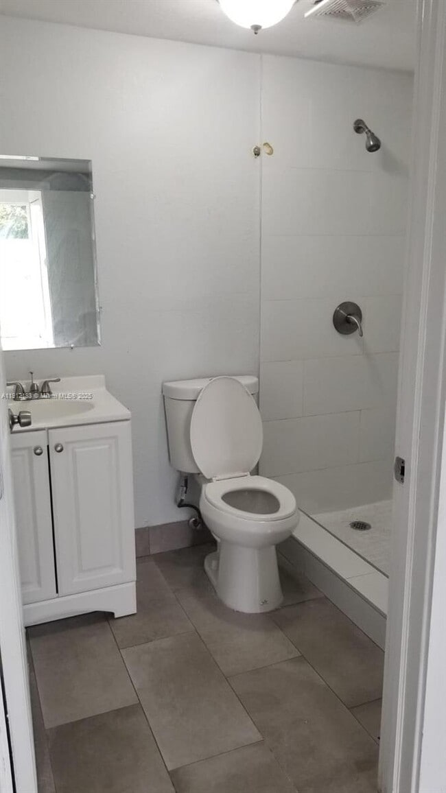 Building Photo - 1950 Rutland St