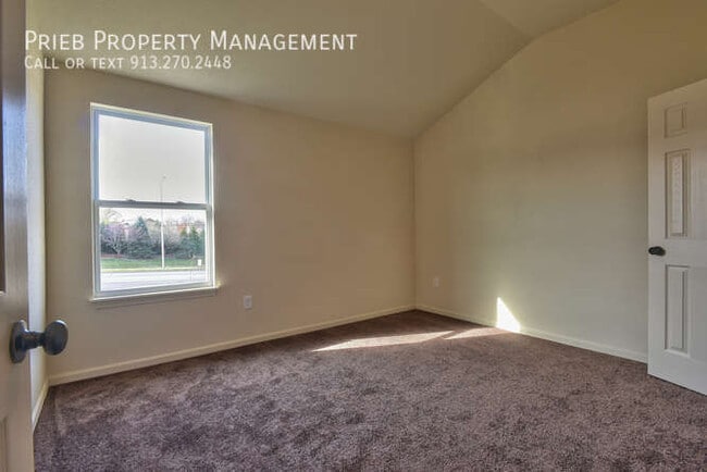 Building Photo - Persimmon Pointe Duplex - Available Septem...