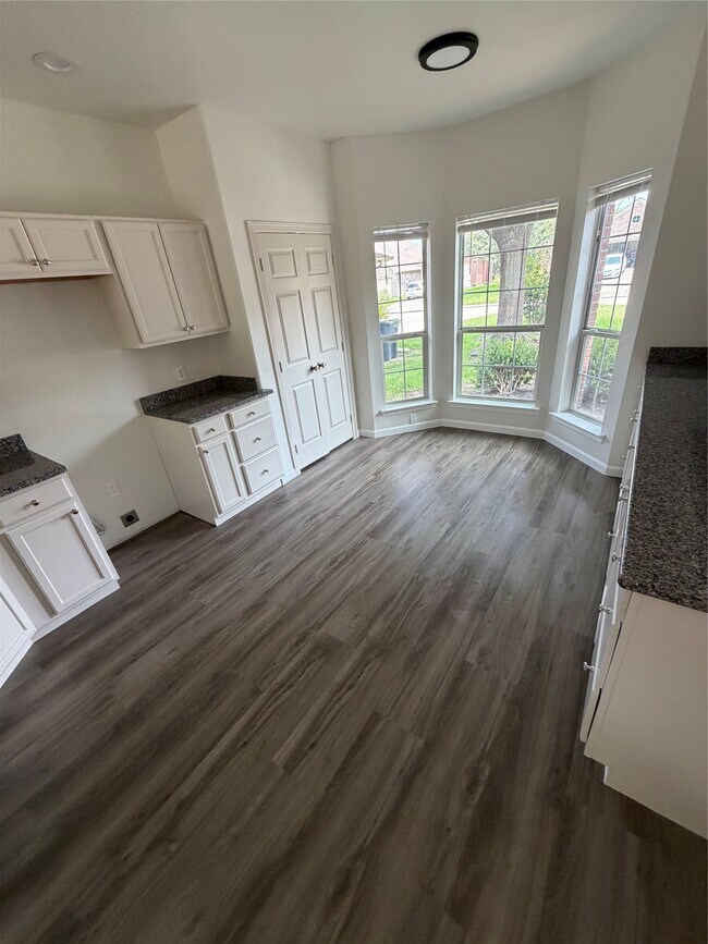 Building Photo - 2205 Highland Crossing Dr
