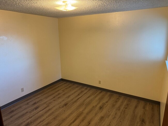 Building Photo - Large single level 2 bedroom 1 bath duplex in Springfield!