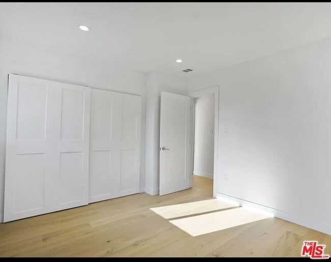 Building Photo - 7406 W 82nd St