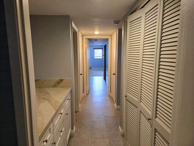 Building Photo - Ground-floor San Carlos stunning single-story condo available immediately.
