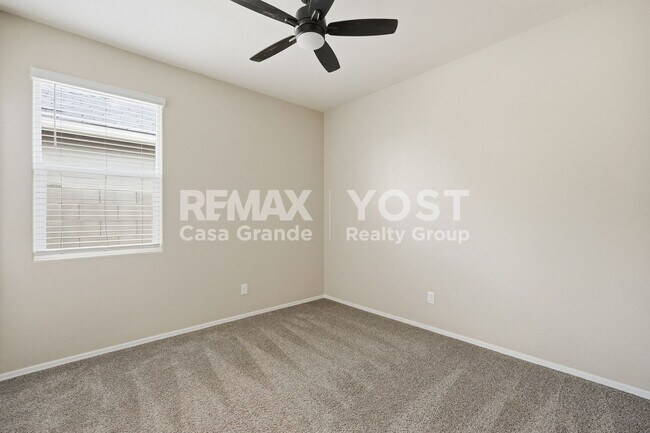 Building Photo - Beautiful Kitchen, Open Layout, and Room to Relax!