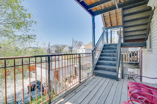 Building Photo - 1810 N Albany Ave