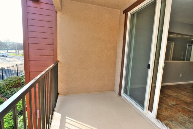 Building Photo - Beautiful Condo in Gated Community for Rent!