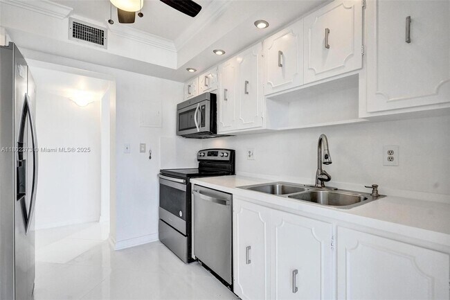 Building Photo - 3113 S Ocean Dr