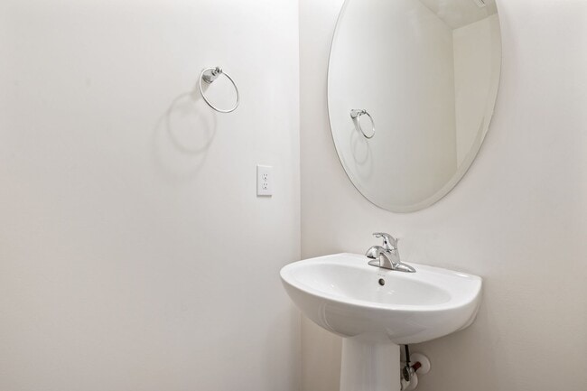 Building Photo - Stylish and Spacious 3 Bedroom, 2.5 Bathroom End-Unit Townhome w/ Garage!