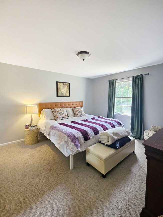 Building Photo - Charming brick home in beautiful Savannah offering four bedrooms and 2.5 bathrooms, Prime location!