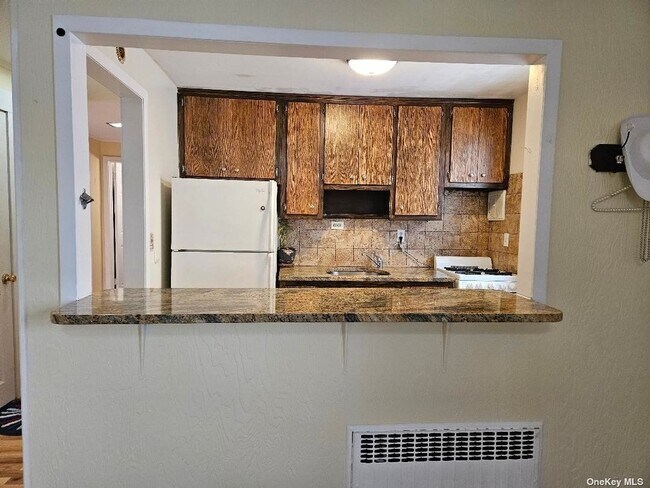 Building Photo - 560 E Broadway