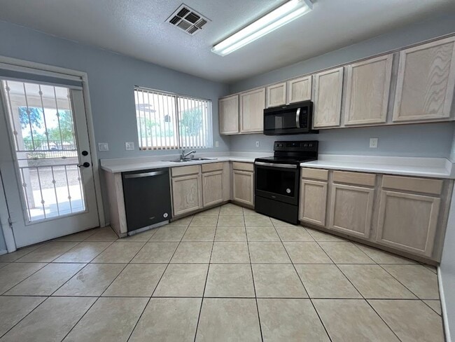 Building Photo - Charming 3-Bedroom Home in Horizons on Camelback with Park Views