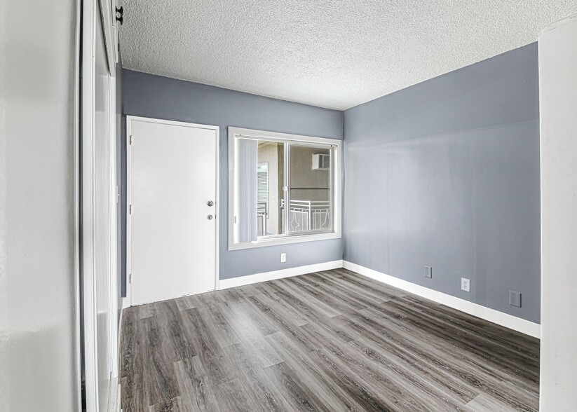 Building Photo - 210 E 29th St