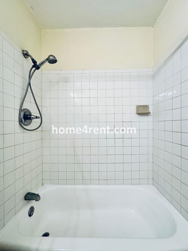 Building Photo - Olathe Duplex w/ Wood Floors, Finished Basement, and a Fenced Yard!