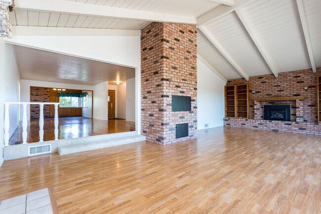 Building Photo - Large Traditional Home in La Mesa!